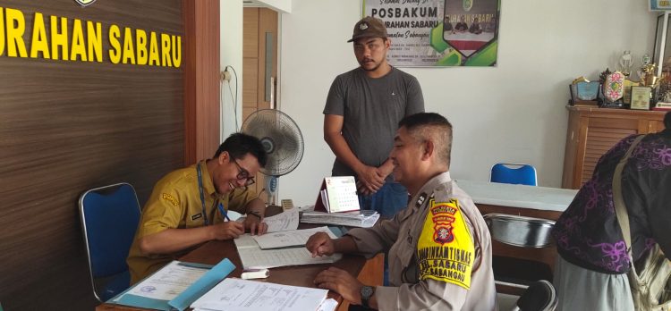 Bhabinkamtibmas Kelurahan Sabaru Polsek Sabangau, Aiptu Irwan Darmawan, melaksanakan kegiatan sambang door to door system (DDS) bersama petugas Kelurahan Sabaru dan warga di Jalan RTA Milono Km 8, Kelurahan Sabaru, Kecamatan Sabangau.
