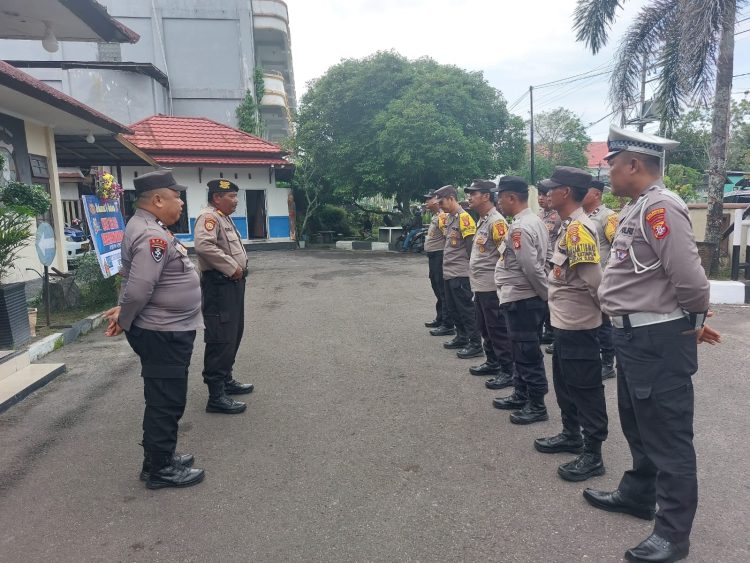 Polsek Pahandut melaksanakan apel serah terima sebagai langkah awal untuk memastikan kesiapan personel sebelum melaksanakan tugas kepolisian dan pelayanan kepada masyarakat.