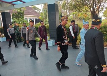 Kasatpamobvit Polresta Palangka Raya AKP Suranto bersama personel melaksanakan pengamanan kegiatan kunjungan kerja rombongan Gubernur Kalimantan Tengah di Bandara Tjilik Riwut.
