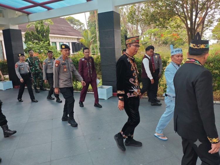 Kasatpamobvit Polresta Palangka Raya AKP Suranto bersama personel melaksanakan pengamanan kegiatan kunjungan kerja rombongan Gubernur Kalimantan Tengah di Bandara Tjilik Riwut.
