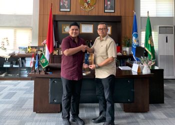 Rendi Umbara bersama Rektor Universitas Syiah Kuala Bapak Prof Mirza Tabrani.
