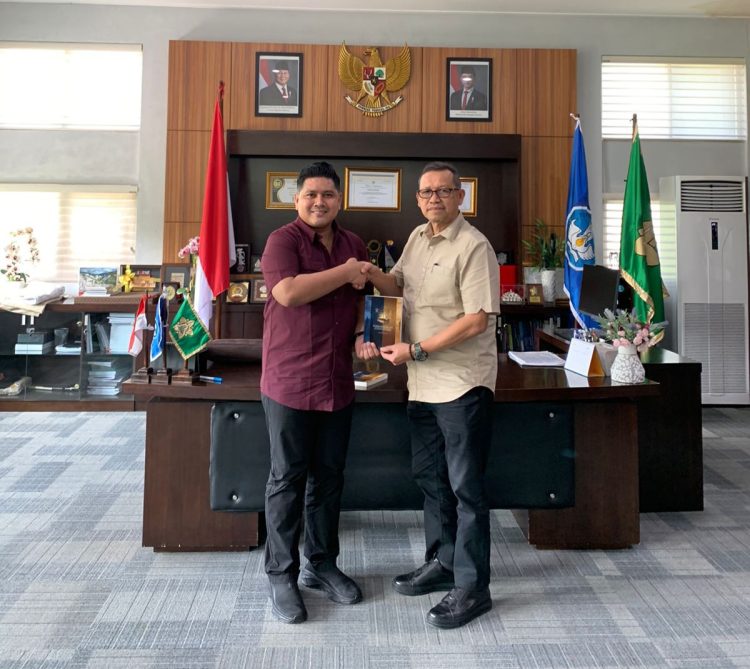 Rendi Umbara bersama Rektor Universitas Syiah Kuala Bapak Prof Mirza Tabrani.