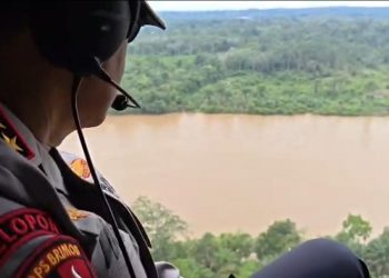 Kapolda Kalimantan Tengah, Irjen Pol Iwan Kurniawan bersama Gubernur, Agustiar Sabran, melakukan patroli udara ke Kabupaten Katingan untuk memantau langsung proses pencarian dua personel Polri yang dilaporkan hilang saat bertugas dalam penggerebekan terduga bandar narkoba,Jumat (3/7/2026).