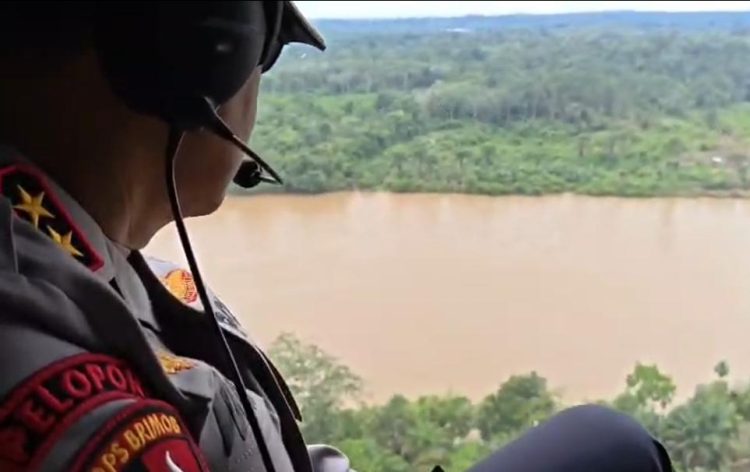 Kapolda Kalimantan Tengah, Irjen Pol Iwan Kurniawan bersama Gubernur, Agustiar Sabran, melakukan patroli udara ke Kabupaten Katingan untuk memantau langsung proses pencarian dua personel Polri yang dilaporkan hilang saat bertugas dalam penggerebekan terduga bandar narkoba,Jumat (3/7/2026).