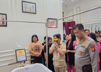 Kapolda Kalimantan Tengah Irjen Pol Iwan Kurniawan bersama Gubernur, Agustiar Sabran, melayat ke rumah duka Aipda Yudhi Perdana Putra sebagai bentuk penghormatan dan belasungkawa kepada keluarga anggota Polri yang gugur saat bertugas, Jumat (3/7/2026).