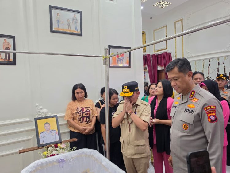 Kapolda Kalimantan Tengah Irjen Pol Iwan Kurniawan bersama Gubernur, Agustiar Sabran, melayat ke rumah duka Aipda Yudhi Perdana Putra sebagai bentuk penghormatan dan belasungkawa kepada keluarga anggota Polri yang gugur saat bertugas, Jumat (3/7/2026).