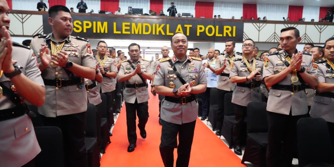 Wakapolri saat memimpin Upacara Penutupan Pendidikan Sespimti Polri Dikreg Ke-35, Sespimmen Polri Dikreg Ke-66, Sekolah Pengembangan Profesi Kepolisian (SPPK) Angkatan Ke-3, dan Sespimma Polri Angkatan Ke-75 Tahun Anggaran 2026 di Sespim Lemdiklat Polri, Jumat (3/7/2026).