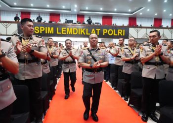 Wakapolri saat memimpin Upacara Penutupan Pendidikan Sespimti Polri Dikreg Ke-35, Sespimmen Polri Dikreg Ke-66, Sekolah Pengembangan Profesi Kepolisian (SPPK) Angkatan Ke-3, dan Sespimma Polri Angkatan Ke-75 Tahun Anggaran 2026 di Sespim Lemdiklat Polri, Jumat (3/7/2026).