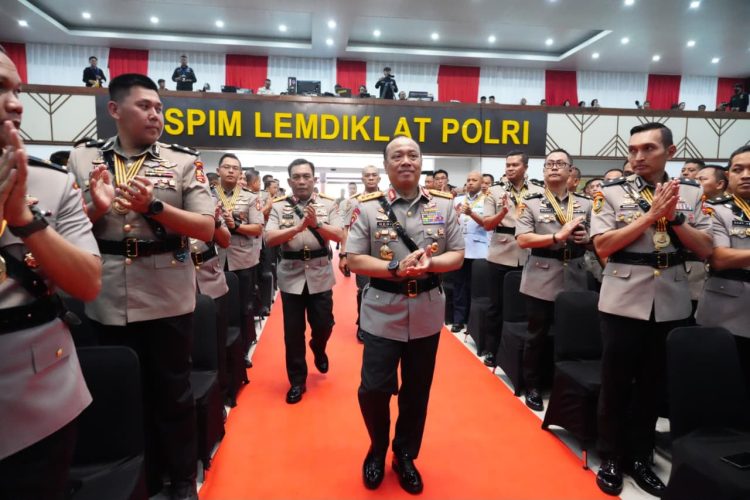 Wakapolri saat memimpin Upacara Penutupan Pendidikan Sespimti Polri Dikreg Ke-35, Sespimmen Polri Dikreg Ke-66, Sekolah Pengembangan Profesi Kepolisian (SPPK) Angkatan Ke-3, dan Sespimma Polri Angkatan Ke-75 Tahun Anggaran 2026 di Sespim Lemdiklat Polri, Jumat (3/7/2026).
