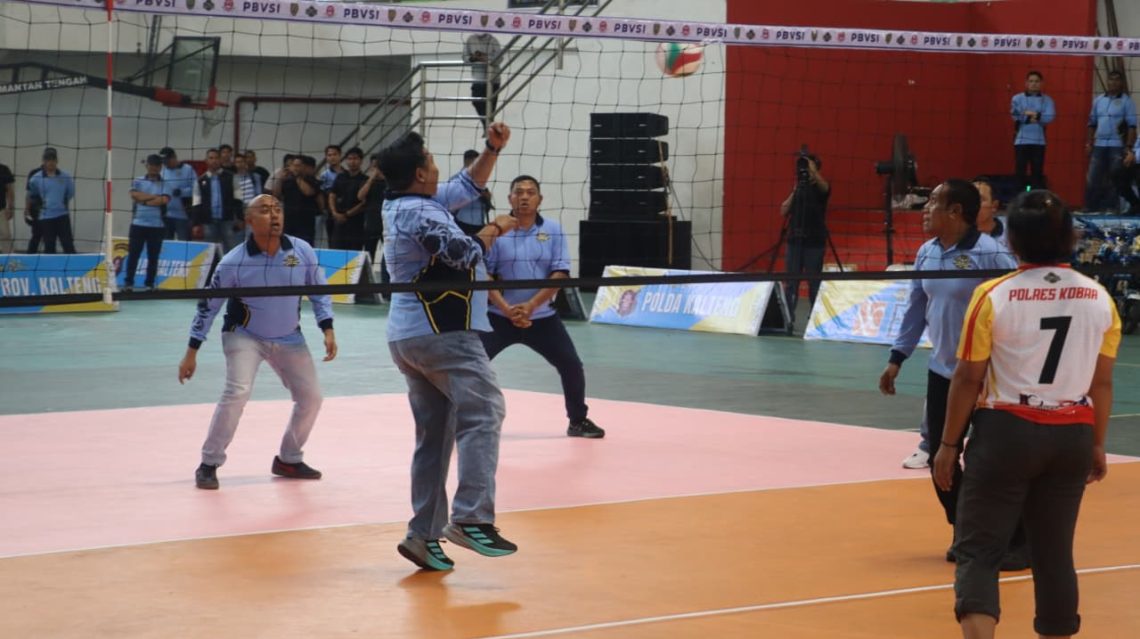Suasana pembukaan Turnamen Voli Kapolda Cup II Tahun 2026 di GOR Indoor Serbaguna, Jalan Tjilik Riwut Km. 5,5, Palangka Raya, Jumat (3/7/2026) sore, semakin semarak dengan digelarnya pertandingan ekshibisi yang mempertemukan tim Kapolres jajaran Polda Kalimantan Tengah melawan tim voli putri.