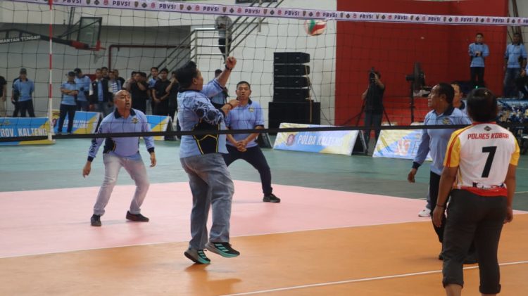 Suasana pembukaan Turnamen Voli Kapolda Cup II Tahun 2026 di GOR Indoor Serbaguna, Jalan Tjilik Riwut Km. 5,5, Palangka Raya, Jumat (3/7/2026) sore, semakin semarak dengan digelarnya pertandingan ekshibisi yang mempertemukan tim Kapolres jajaran Polda Kalimantan Tengah melawan tim voli putri.