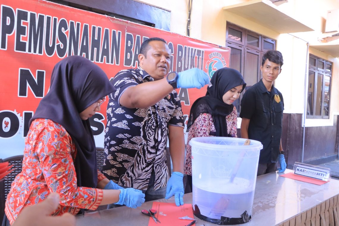 Polres Seruyan melaksanakan pemusnahan barang bukti narkotika jenis sabu hasil pengungkapan tujuh perkara tindak pidana narkotika di wilayah hukum Polres Seruyan.