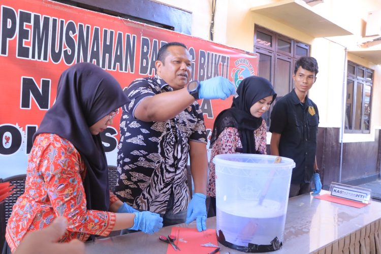 Polres Seruyan melaksanakan pemusnahan barang bukti narkotika jenis sabu hasil pengungkapan tujuh perkara tindak pidana narkotika di wilayah hukum Polres Seruyan.