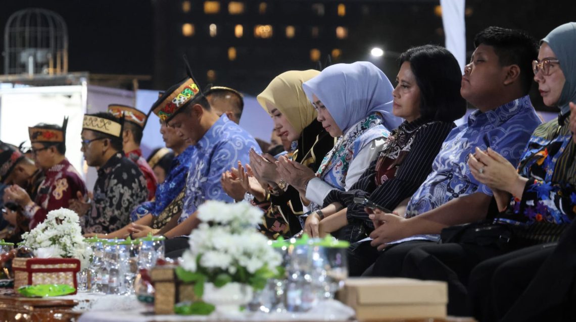 Polda Kalimantan Tengah menggelar doa bersama masyarakat sebagai bentuk penghormatan dan belasungkawa kepada tiga personel Polres Katingan yang gugur saat menjalankan tugas dalam operasi penindakan terhadap terduga bandar narkoba.