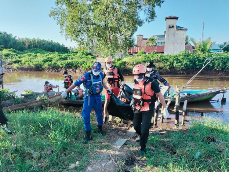 Telah Ditemukan ABK/ Crew Kapal Tb. Kapuas Bahari v tentang adanya ABK/ Crew Kapal yang jatuh ke sungai di Muara Laut Desa Ujung Pandaran desa Satiruk Kec. Teluk Sampit Kab. Kotim Pada hari Sabtu Tanggal 4 Juli 2026 sekitar Jam 15.00 Wib. Korban DD ditemukan dalam keadaan meninggal dunia. 
