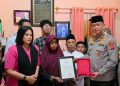 Kapolda Kalimantan Tengah Irjen Pol. Iwan Kurniawan, S.I.K., M.Si., mengunjungi rumah duka Almarhum Briptu Anumerta Nopandri Ramadhana di Kabupaten Katingan,