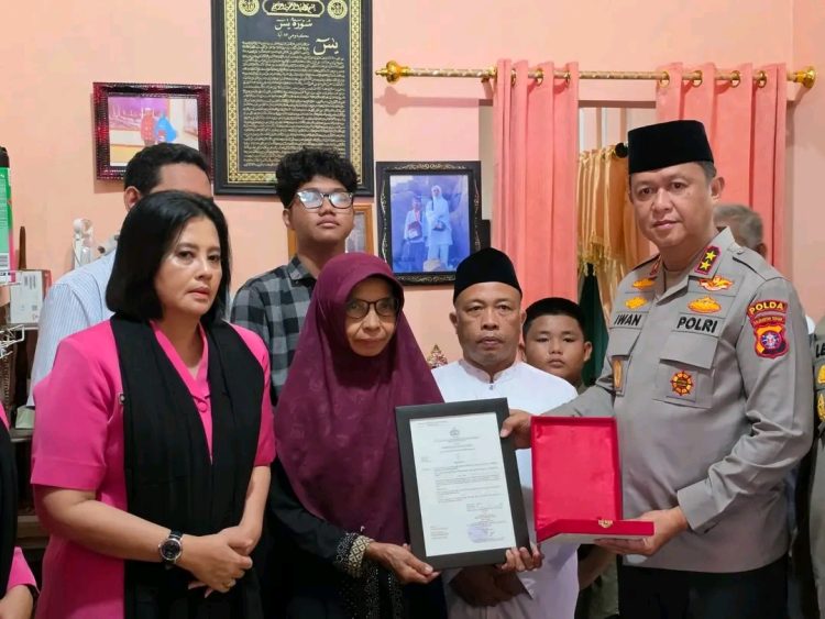 Kapolda Kalimantan Tengah Irjen Pol. Iwan Kurniawan, S.I.K., M.Si., mengunjungi rumah duka Almarhum Briptu Anumerta Nopandri Ramadhana di Kabupaten Katingan,