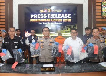 Polres Kotawaringin Timur menggelar konferensi pers terkait pengungkapan perkara dugaan pembunuhan dan atau pengeroyokan yang terjadi pada Minggu, 28 Juni 2026 sekira jam 01.30 Wib di Jalan Yulianus Nenson RT. 07 RW. 005, Kel. Kuala Kuayan, Kec. Mentaya Hulu, Kab. Kotim, Kalteng.