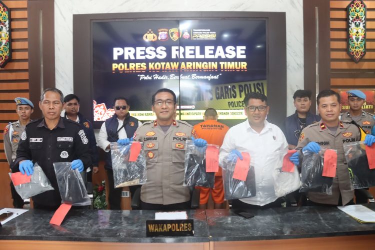 Polres Kotawaringin Timur menggelar konferensi pers terkait pengungkapan perkara dugaan pembunuhan dan atau pengeroyokan yang terjadi pada Minggu, 28 Juni 2026 sekira jam 01.30 Wib di Jalan Yulianus Nenson RT. 07 RW. 005, Kel. Kuala Kuayan, Kec. Mentaya Hulu, Kab. Kotim, Kalteng.