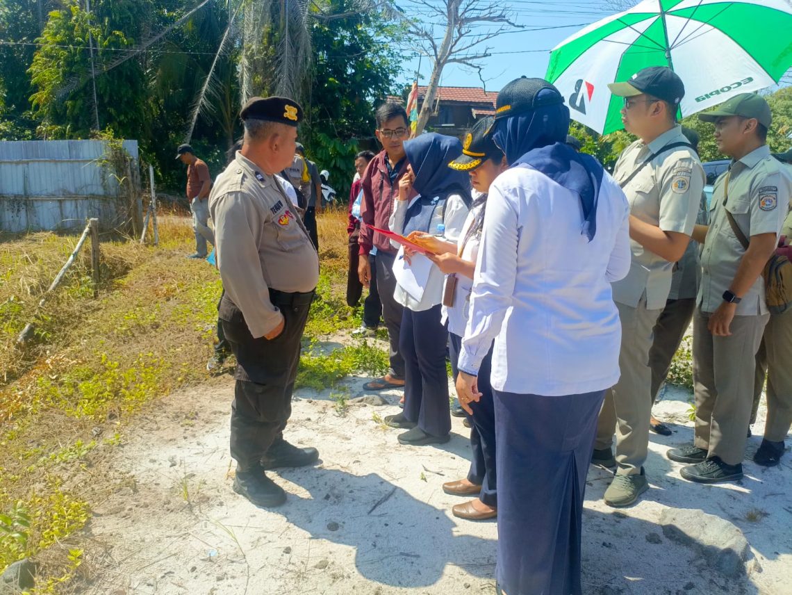 Personel Polsek Pahandut melaksanakan pengamanan kegiatan sidang setempat (PS) perkara perdata sengketa tanah yang berlangsung di Jalan Putri Karindang II, Kelurahan Langkai, Kecamatan Pahandut, Kota Palangka Raya.