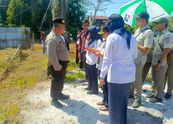 Personel Polsek Pahandut melaksanakan pengamanan kegiatan sidang setempat (PS) perkara perdata sengketa tanah yang berlangsung di Jalan Putri Karindang II, Kelurahan Langkai, Kecamatan Pahandut, Kota Palangka Raya.