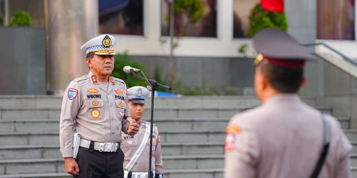 Kakorlantas Polri Irjen Pol. Wibowo, S.I.K., M.Hum., memimpin upacara pelantikan dan serah terima jabatan (sertijab) sejumlah Pejabat Utama Korlantas Polri di Lapangan NTMC Korlantas Polri, Jakarta, Senin (6/7/2026).