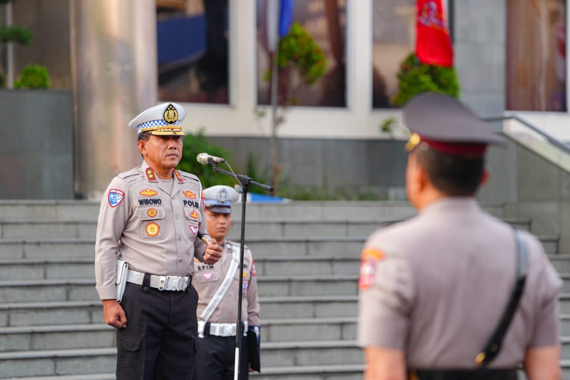 Kakorlantas Polri Irjen Pol. Wibowo, S.I.K., M.Hum., memimpin upacara pelantikan dan serah terima jabatan (sertijab) sejumlah Pejabat Utama Korlantas Polri di Lapangan NTMC Korlantas Polri, Jakarta, Senin (6/7/2026).