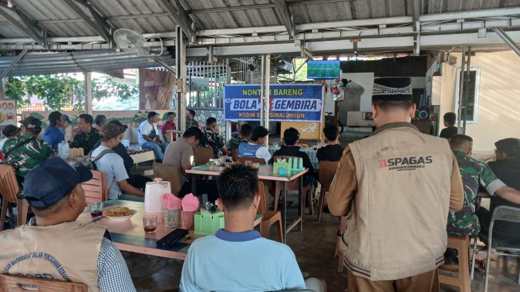 Suasana penuh keakraban dan semangat kebersamaan mewarnai kegiatan nonton bareng (nobar) pertandingan Piala Dunia 2026 yang digelar Kodim 0207/Simalungun bersama masyarakat pada Selasa (7/7/2026) mulai pukul 07.00 WIB hingga pertandingan usai.