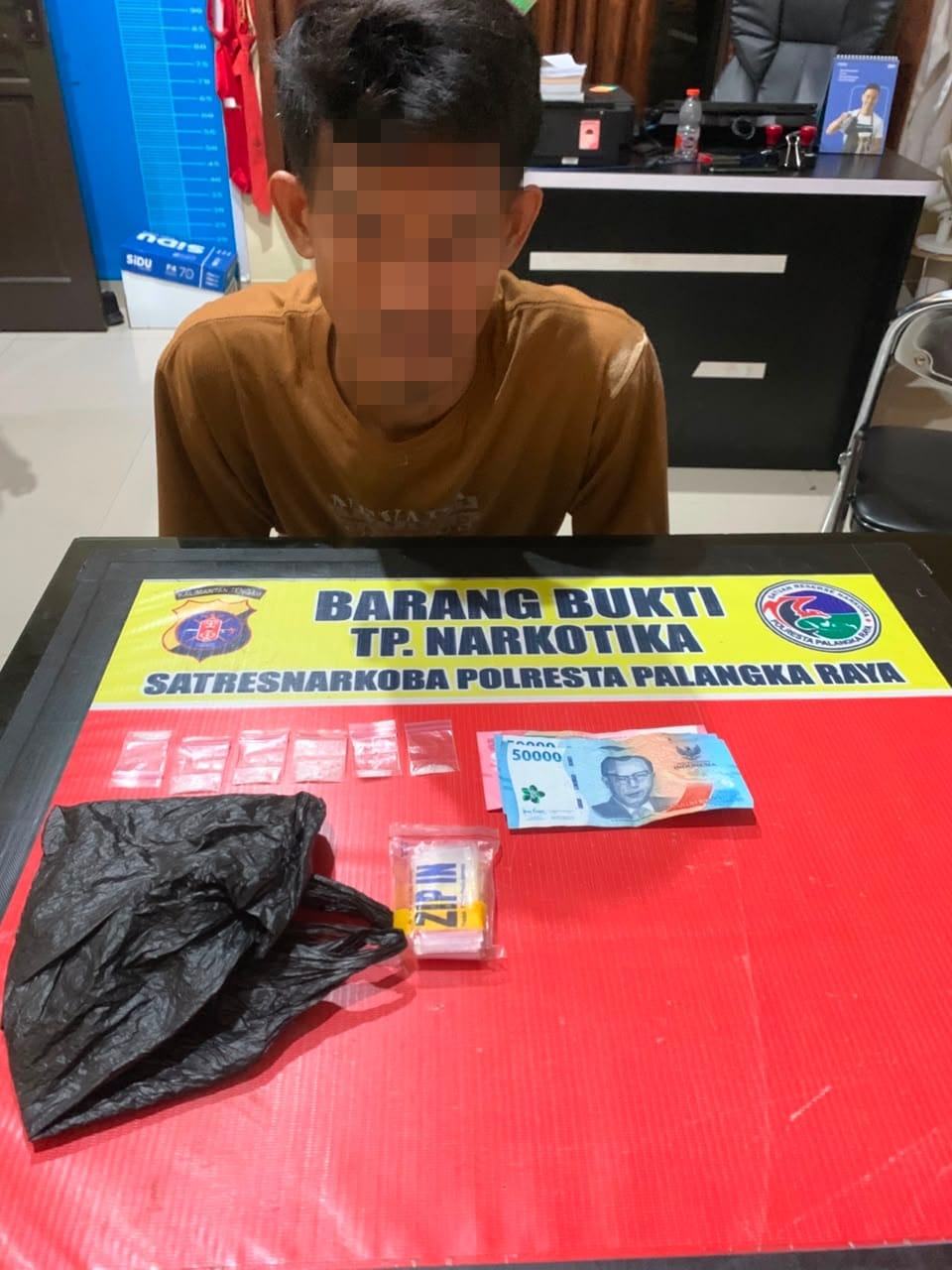 Seorang pria berinisial M (38) diamankan oleh Satuan Reserse Narkoba (Satresnarkoba) Polresta Palangka Raya, Polda Kalteng akibat tertangkap tangan memiliki 6 paket narkotika yang diduga jenis sabu.