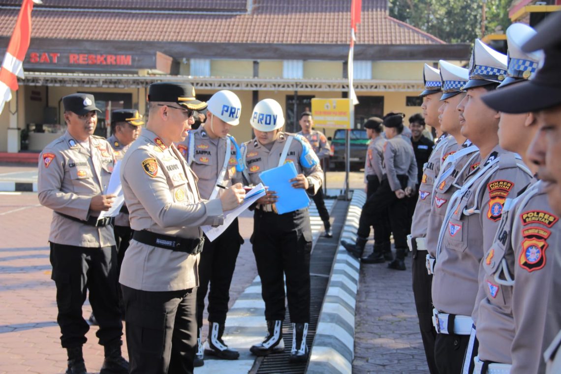 Kapolres Seruyan AKBP BEDDY SUWENDI, S.H., S.I.K. melakukan pengecekan langsung kehadiran personel Polres Seruyan menjelang pelaksanaan Pemilihan Kepala Desa (Pilkades) Serentak di Kabupaten Seruyan pada Selasa (7/7) pukul 07.30 WIB, di Halaman Mapolres Seruyan.