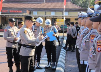 Kapolres Seruyan AKBP BEDDY SUWENDI, S.H., S.I.K. melakukan pengecekan langsung kehadiran personel Polres Seruyan menjelang pelaksanaan Pemilihan Kepala Desa (Pilkades) Serentak di Kabupaten Seruyan pada Selasa (7/7) pukul 07.30 WIB, di Halaman Mapolres Seruyan.