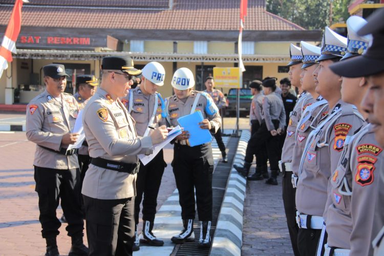 Kapolres Seruyan AKBP BEDDY SUWENDI, S.H., S.I.K. melakukan pengecekan langsung kehadiran personel Polres Seruyan menjelang pelaksanaan Pemilihan Kepala Desa (Pilkades) Serentak di Kabupaten Seruyan pada Selasa (7/7) pukul 07.30 WIB, di Halaman Mapolres Seruyan.