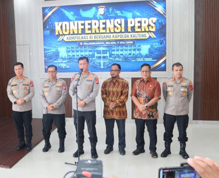 Kapolda Kalimantan Tengah (Kalteng) Irjen Pol Iwan Kurniawan membeberkan kronologi lengkap terkait insiden penyerangan yang menewaskan tiga personel Satresnarkoba Polres Katingan saat operasi pemberantasan narkotika di Desa Tumbang Kalemei, Kec. Katingan Tengah, Kab. Katingan, beberapa waktu lalu.
