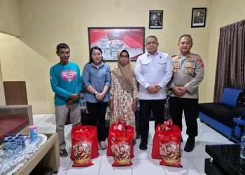 Tim itwasum polri mengunjungi keluarga almarhum Ipda Anumerta Sumariyanto, Aiptu Anumerta Yudhie Perdana Putra, S.Sos., M.A.P., dan Briptu Anumerta Nopandri Ramadhana di Polsek Katingan Hilir, Kabupaten Katingan. Selasa (07/07/2026) Malam.