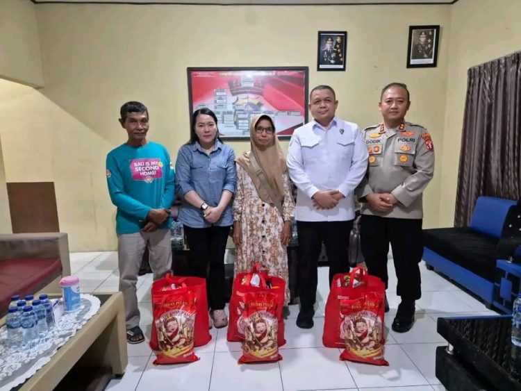 Tim itwasum polri mengunjungi keluarga almarhum Ipda Anumerta Sumariyanto, Aiptu Anumerta Yudhie Perdana Putra, S.Sos., M.A.P., dan Briptu Anumerta Nopandri Ramadhana di Polsek Katingan Hilir, Kabupaten Katingan. Selasa (07/07/2026) Malam.