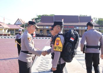 Kapolres Seruyan AKBP Beddy Suwendi, S.H., S.I.K. memimpin Apel Gelar Pergeseran Pasukan Pengamanan Pemilihan Kepala Desa (Pilkades) Serentak Tahun 2026 pada Rabu, 8 Juli 2026, pukul 08.00 WIB, di Halaman Mapolres Seruyan.