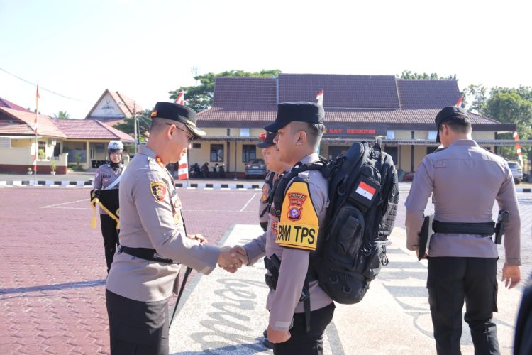 Kapolres Seruyan AKBP Beddy Suwendi, S.H., S.I.K. memimpin Apel Gelar Pergeseran Pasukan Pengamanan Pemilihan Kepala Desa (Pilkades) Serentak Tahun 2026 pada Rabu, 8 Juli 2026, pukul 08.00 WIB, di Halaman Mapolres Seruyan.