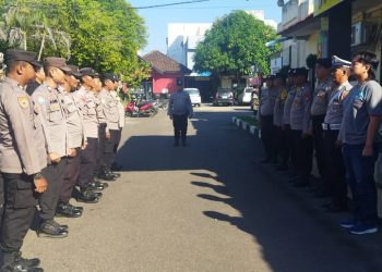 Personel Polsek Pahandut melaksanakan apel serah terima piket sebagai bagian dari prosedur rutin untuk memastikan kesiapan pelaksanaan tugas dan pelayanan kepolisian kepada masyarakat.