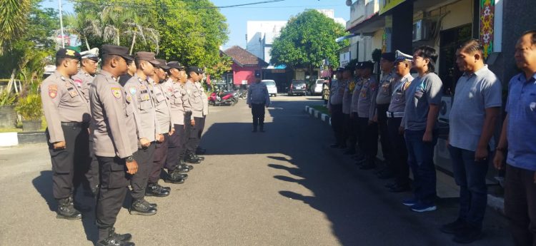 Personel Polsek Pahandut melaksanakan apel serah terima piket sebagai bagian dari prosedur rutin untuk memastikan kesiapan pelaksanaan tugas dan pelayanan kepolisian kepada masyarakat.
