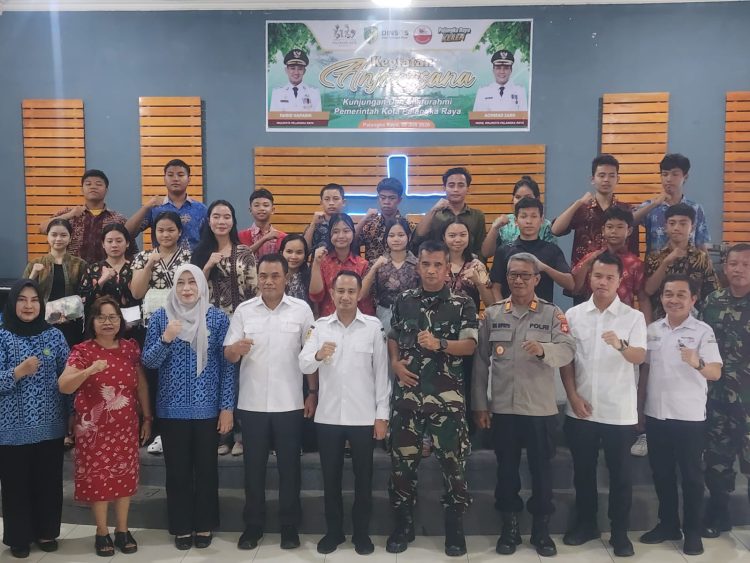 Polresta Palangka Raya menghadiri kegiatan anjangsana ke panti asuhan dalam rangka memperingati Hari Jadi Pemerintah Kota Palangka Raya ke-69 Tahun 2026 sebagai wujud kepedulian sosial kepada anak-anak yang membutuhkan.
