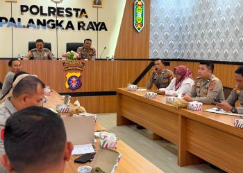 Kabagren Polresta Palangka Raya memimpin kegiatan monitoring dan evaluasi (monev) pelaksanaan anggaran Semester I yang digelar di Ruang Rapat Utama (Rupatama) Endra Dharmalaksana Mapolresta Palangka Raya.