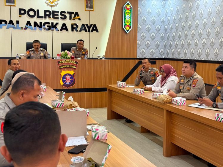 Kabagren Polresta Palangka Raya memimpin kegiatan monitoring dan evaluasi (monev) pelaksanaan anggaran Semester I yang digelar di Ruang Rapat Utama (Rupatama) Endra Dharmalaksana Mapolresta Palangka Raya.