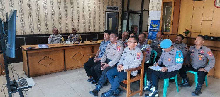 Kegiatan yang digelar secara virtual tersebut diikuti oleh seluruh personel di Mapolsek Pahandut dengan penuh khidmat sebagai agenda rutin pembinaan mental dan spiritual di lingkungan Polri.