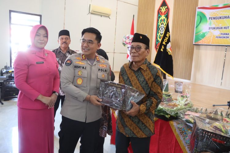 Polres Kotawaringin Timur menggelar Pengukuhan Pengurus Persatuan Purnawirawan Polri (PP Polri) Cabang Kotim Periode Tahun 2026 s.d. 2031, sekaligus Syukuran Hari Ulang Tahun PP Polri di Aula Bhayangkari Polres Kotim, pada Kamis pagi (09/07/2026).