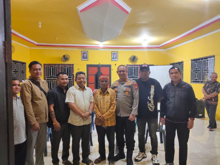 Kapolres Seruyan AKBP Beddy Suwendi, S.H., S.I.K. didampingi Kabagops Polres Seruyan AKP Ari Prasetyo, S.I.K. dan Kapolsek Danau Sembuluh menggelar Pertemuan Cooling System bersama Damang, Perangkat Desa, Tokoh Masyarakat, Tokoh Adat, dan Warga Desa Bangkal dalam rangka menjaga kondusifitas menjelang Pilkades Serentak Tahun 2026 pada Jumat, 10 Juli 2026, pukul 20.00 WIB, di Desa Bangkal, Kecamatan Seruyan Raya, Kabupaten Seruyan.