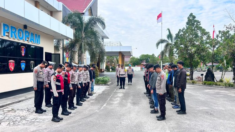 Piket fungsi bersama Sentra Pelayanan Kepolisian Terpadu (SPKT) Polresta Palangka Raya menggelar serah terima tugas jaga di Mapolresta Palangka Raya, Sabtu (11/7/2026).