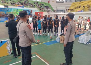 Personel Polresta Palangka Raya melaksanakan pengamanan Turnamen Voli Kapolda Cup Tahun 2026 di GOR Indoor Jalan Tjilik Riwut Km 5 guna memastikan seluruh rangkaian pertandingan berlangsung aman, tertib, dan lancar.