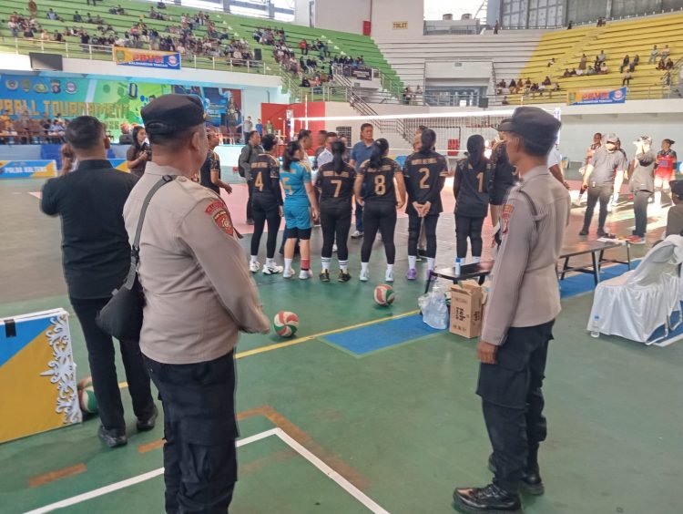 Personel Polresta Palangka Raya melaksanakan pengamanan Turnamen Voli Kapolda Cup Tahun 2026 di GOR Indoor Jalan Tjilik Riwut Km 5 guna memastikan seluruh rangkaian pertandingan berlangsung aman, tertib, dan lancar.