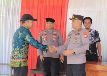 Kepala Biro Operasi (Karo Ops) Polda Kalimantan Tengah Kombes Pol. Dr. Sugeng Riyadi, S.I.K., M.H., M.Si. didampingi Wakil Direktur Samapta Polda Kalteng AKBP Drs. Hans Itta P., S.I.K., M.M., M.I.K. meninjau langsung proses pemungutan suara Pemilihan Kepala Desa (Pilkades) di wilayah Kabupaten Seruyan.