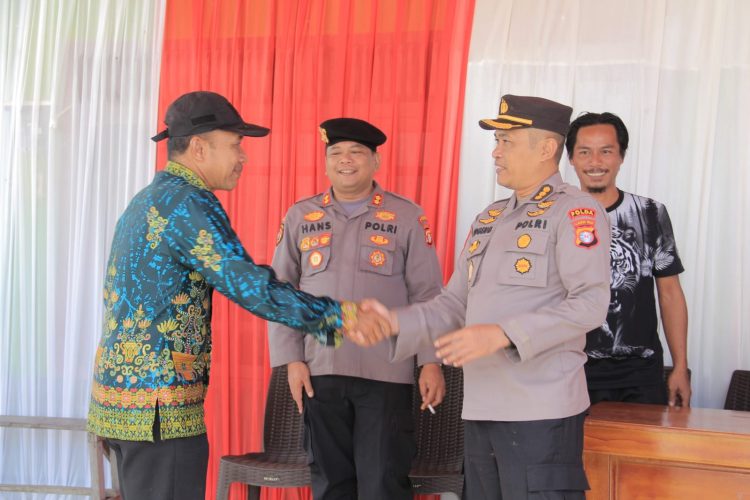 Kepala Biro Operasi (Karo Ops) Polda Kalimantan Tengah Kombes Pol. Dr. Sugeng Riyadi, S.I.K., M.H., M.Si. didampingi Wakil Direktur Samapta Polda Kalteng AKBP Drs. Hans Itta P., S.I.K., M.M., M.I.K. meninjau langsung proses pemungutan suara Pemilihan Kepala Desa (Pilkades) di wilayah Kabupaten Seruyan.
